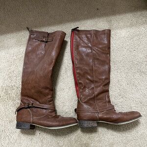 Breckelle's Brown Boots with Red Zipper
